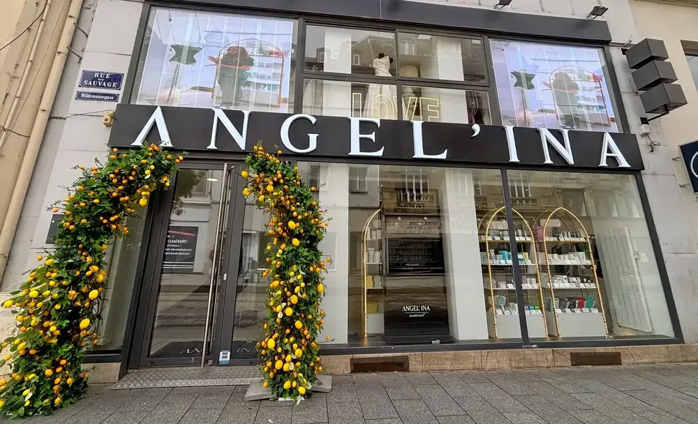 La façade d'Angel'ina, rue du Sauvage à Mulhouse, sous une arche de citronniers.