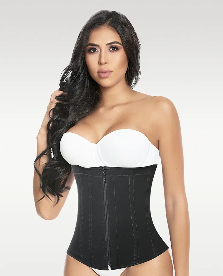 Corset amincissant noir mat porté de face, baleines verticales et zip frontal.