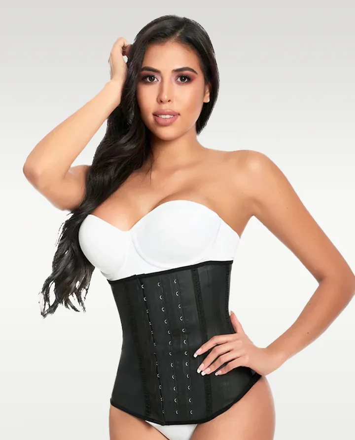 Gaine latex noire brillante portée de face, trois colonnes de crochets.